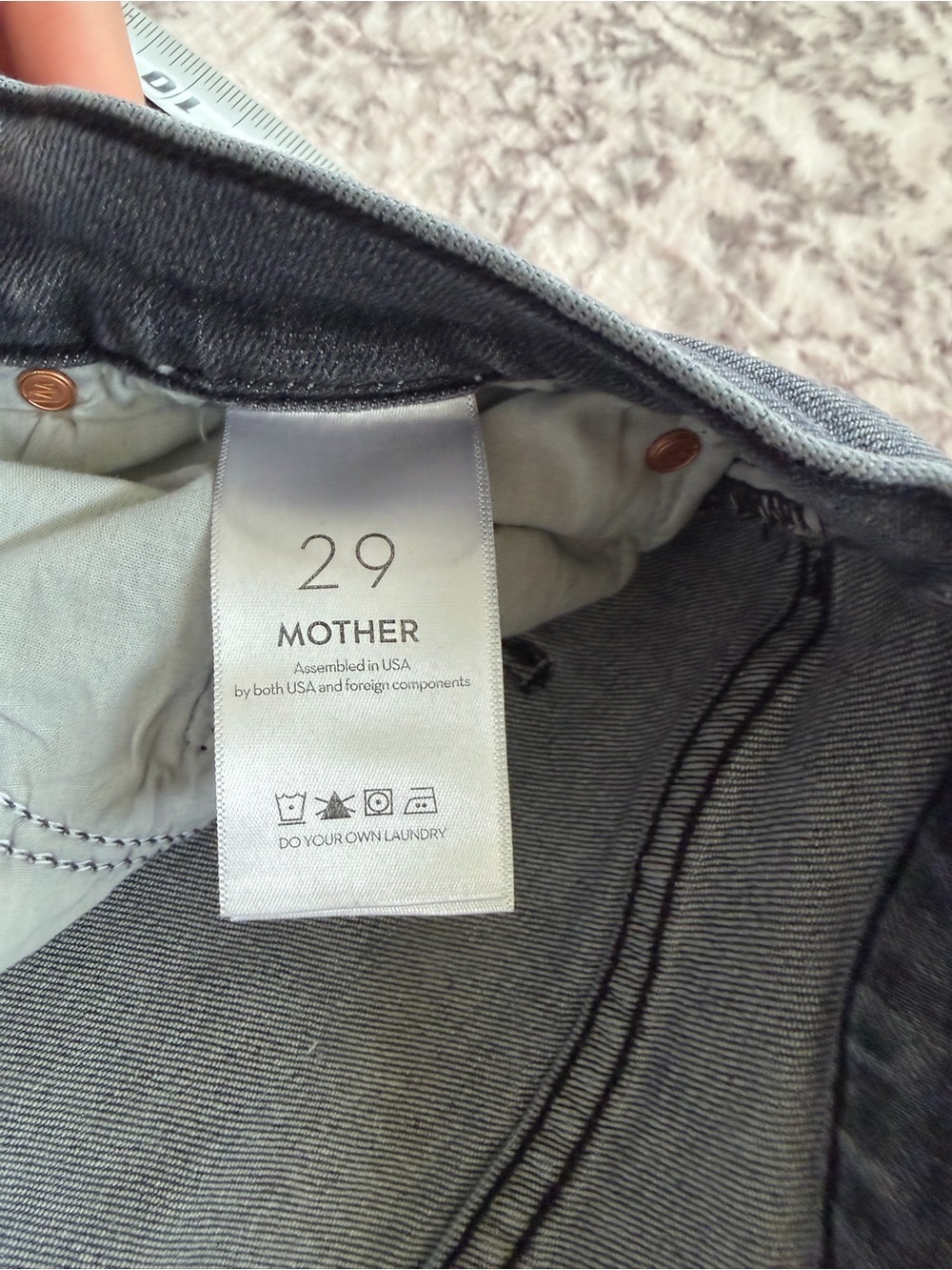 MOTHER The Scrapper Cuff Ankle Fray Gray Wash Women’s 29 Unstitched In The Dark - Picture 4 of 9